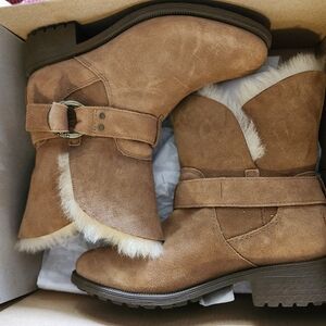 UGG BODIE BOOTS WATERPROOF NWT And Box